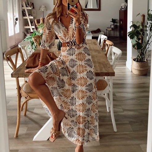 Modisches Kleid mit V-Ausschnitt, halblangen Armen und einem sommerlichen Farbton