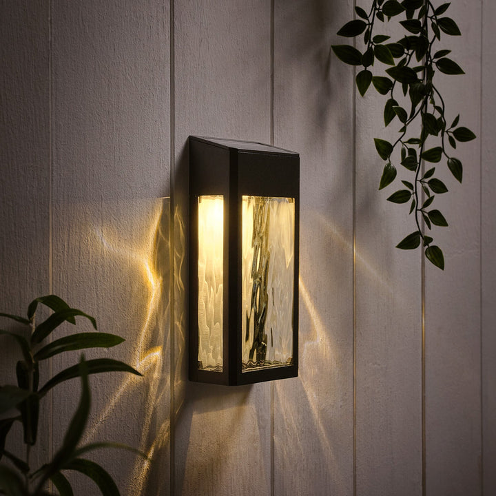 LumiGlow – Stilvolle Solarwandleuchte für deinen Sommergarten