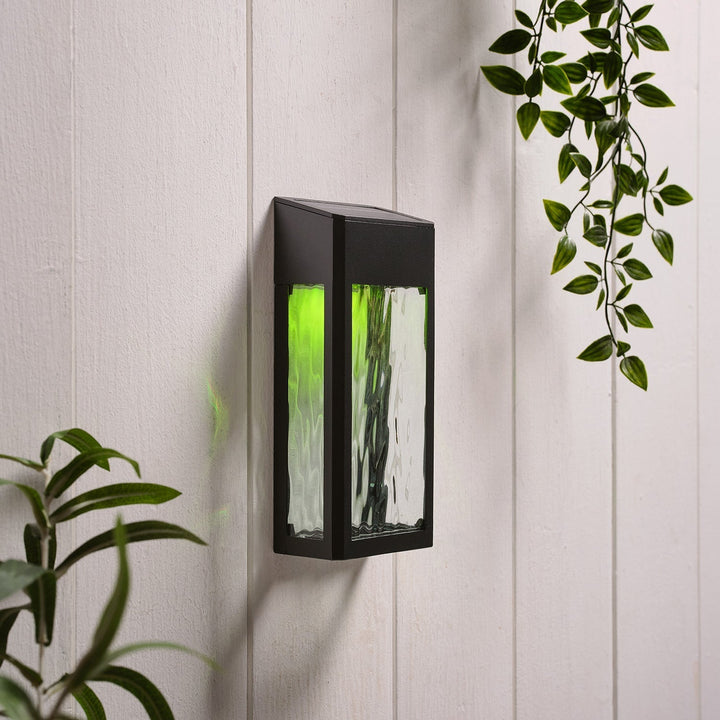 LumiGlow – Stilvolle Solarwandleuchte für deinen Sommergarten