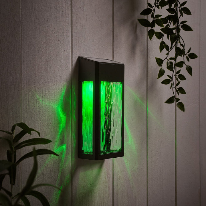 LumiGlow – Stilvolle Solarwandleuchte für deinen Sommergarten