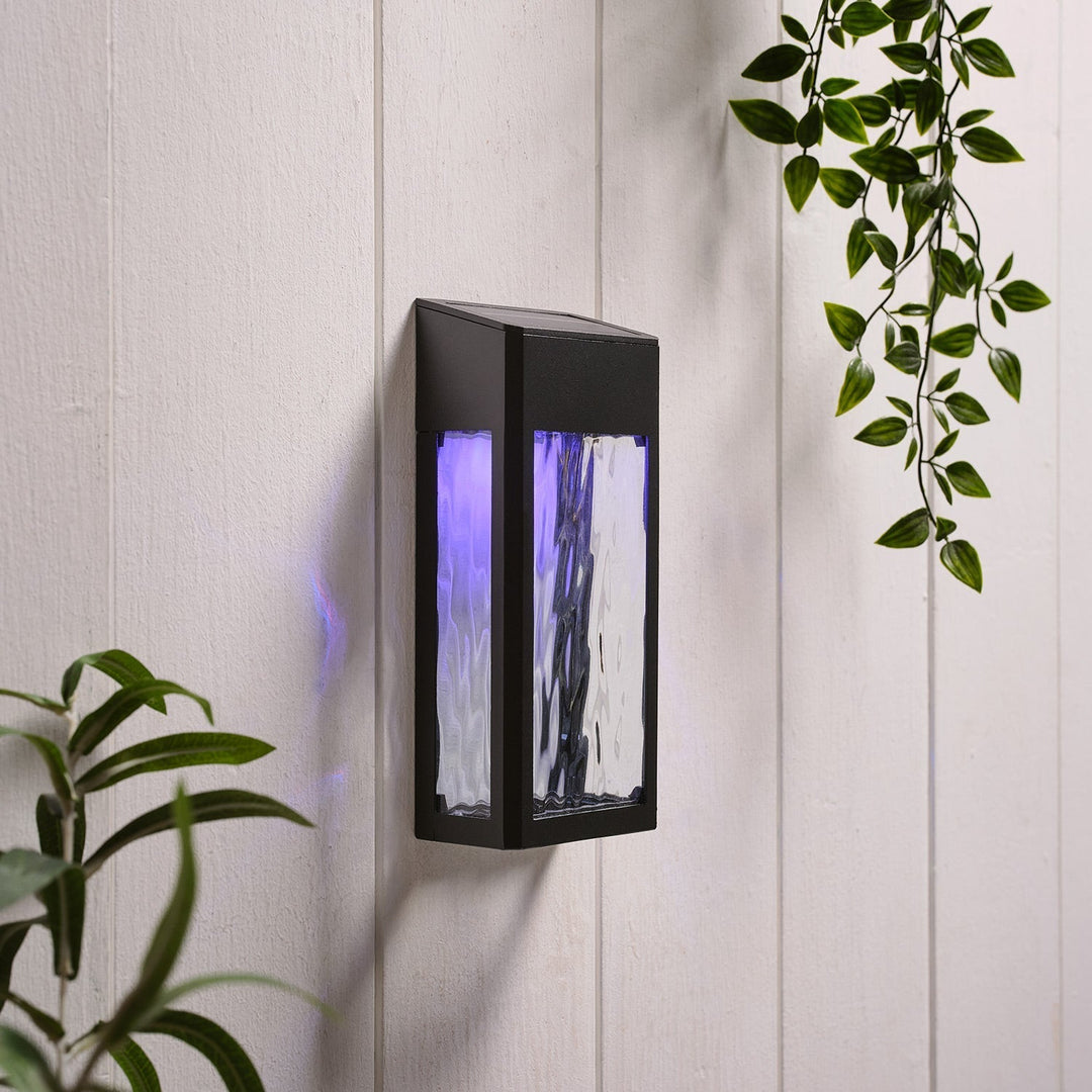 LumiGlow – Stilvolle Solarwandleuchte für deinen Sommergarten