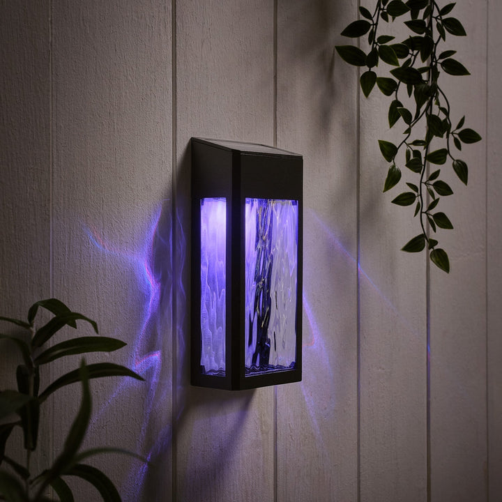 LumiGlow – Stilvolle Solarwandleuchte für deinen Sommergarten