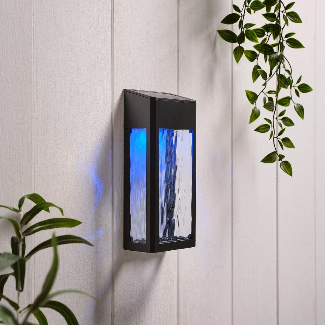 LumiGlow – Stilvolle Solarwandleuchte für deinen Sommergarten