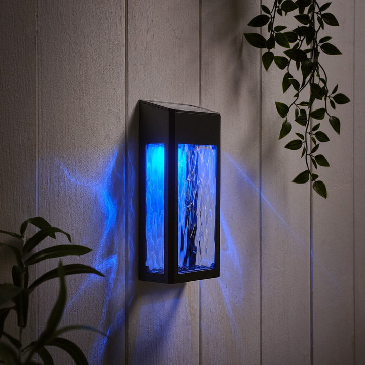 LumiGlow – Stilvolle Solarwandleuchte für deinen Sommergarten