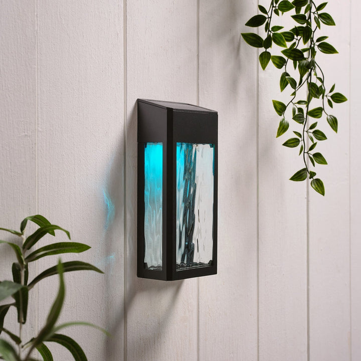 LumiGlow – Stilvolle Solarwandleuchte für deinen Sommergarten