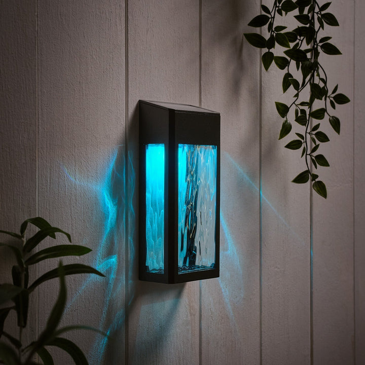 LumiGlow – Stilvolle Solarwandleuchte für deinen Sommergarten