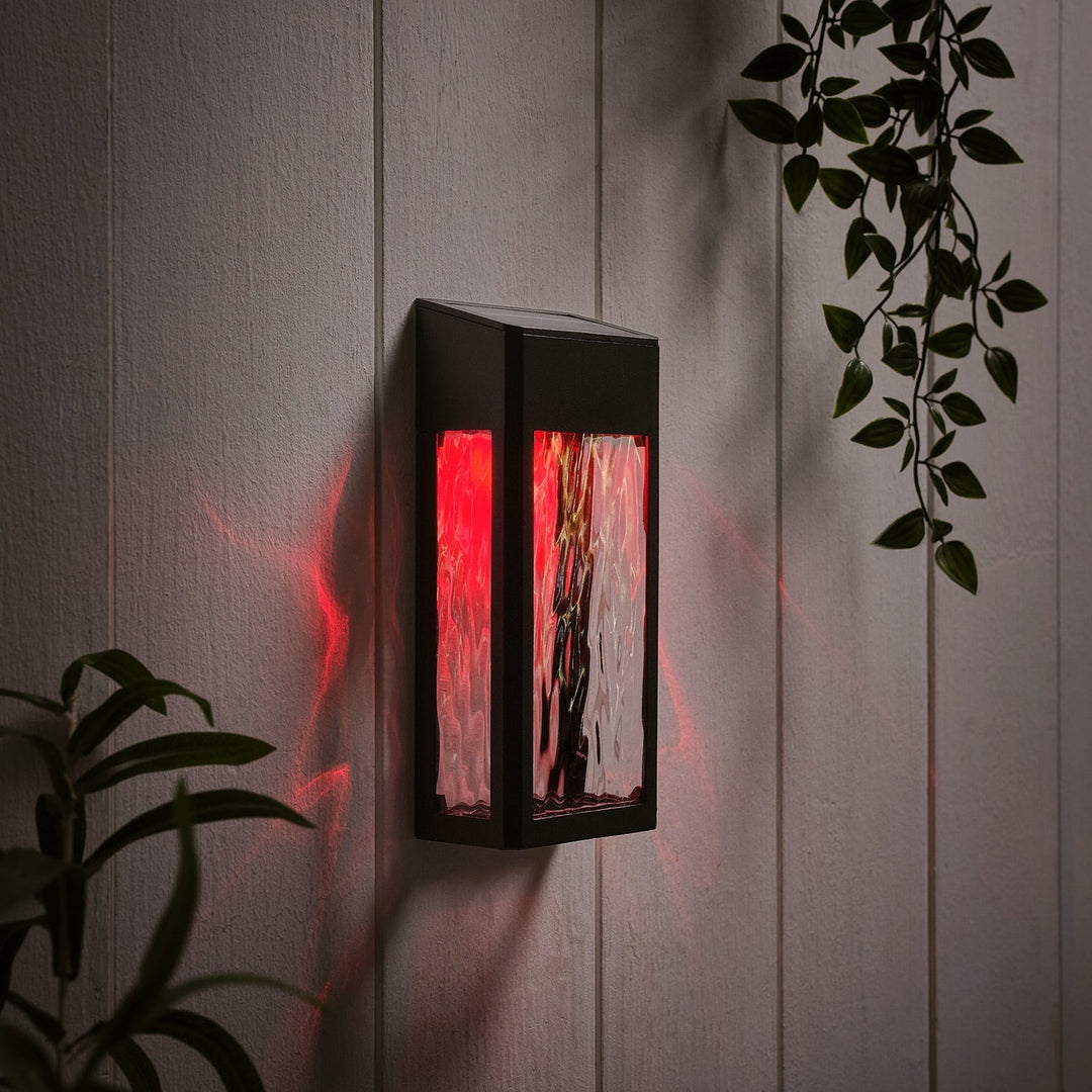 LumiGlow – Stilvolle Solarwandleuchte für deinen Sommergarten