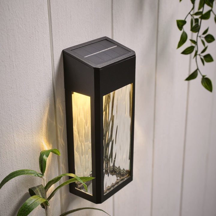 LumiGlow – Stilvolle Solarwandleuchte für deinen Sommergarten